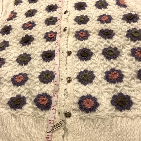 NEW - Button Front Crocheted Knit Flowers Pattern Cardigan Sweater - Picture 6 of 13